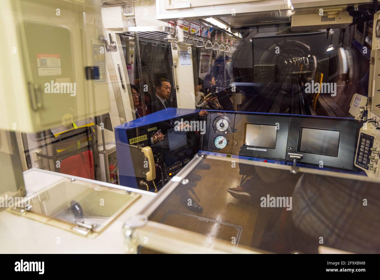 Tokio, Japan - 11. Dezember 2015: Die Steuertafel eines U-Bahn-Zuges in Tokio, Japan. Automatisiertes Transitsystem, das Shimbashi mit Toyosu in verbindet Stockfoto