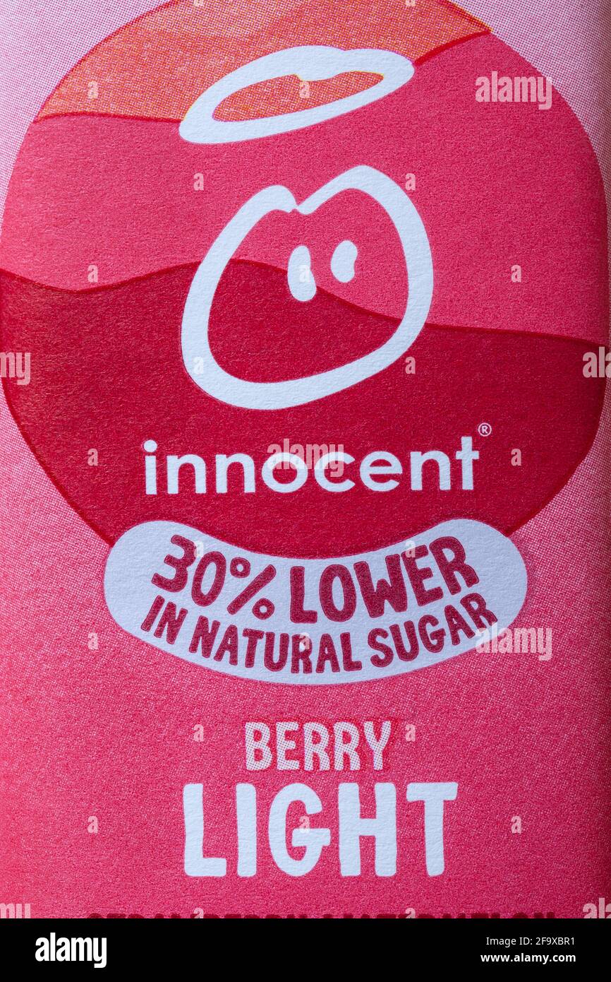 Informationen über eine Flasche Innocent Berry Light Super Smoothie Drink Stockfoto