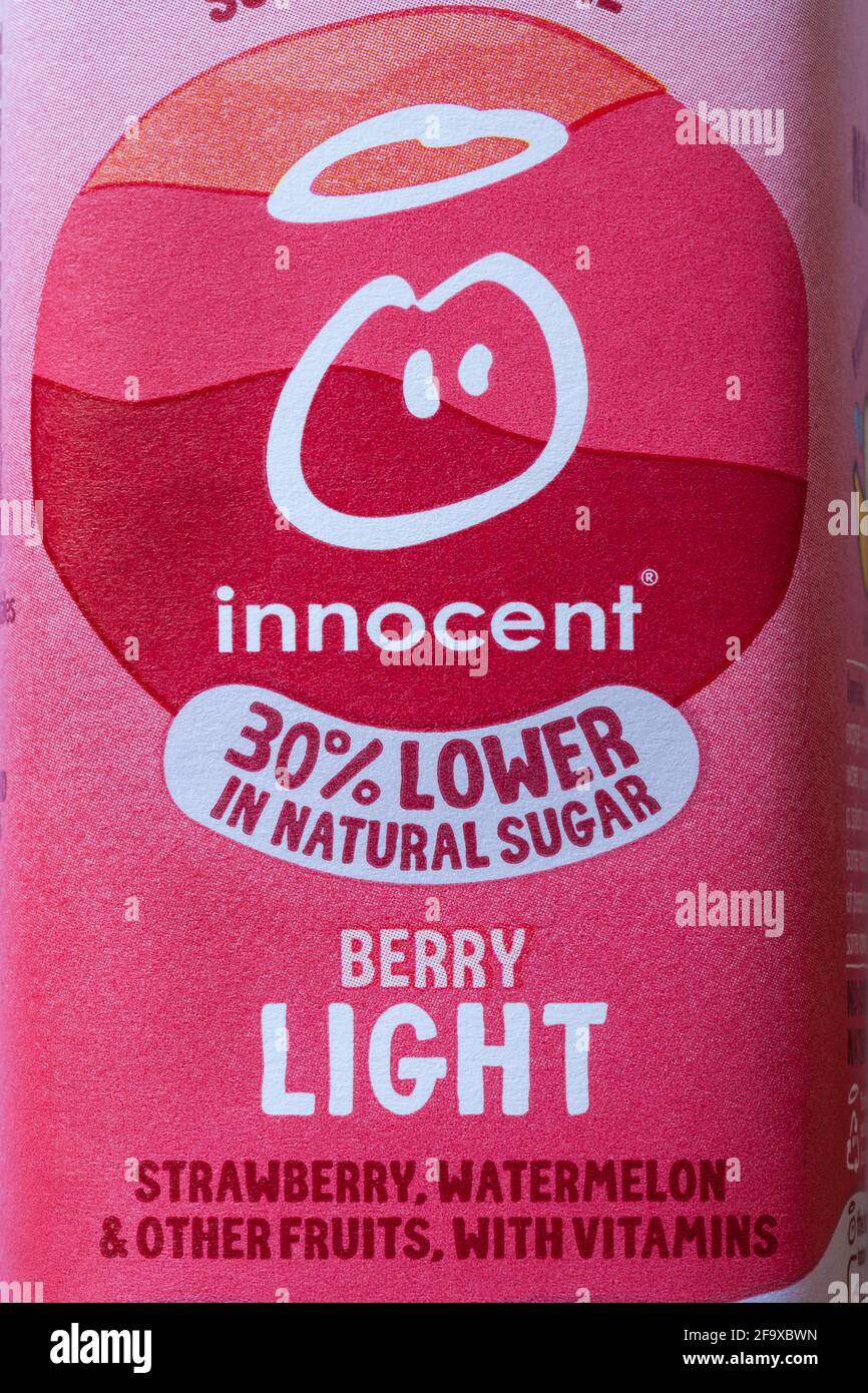 Informationen zur Flasche Innocent Berry Light Super Smoothie Drink - Erdbeere, Wassermelone & andere Früchte mit Vitaminen Stockfoto