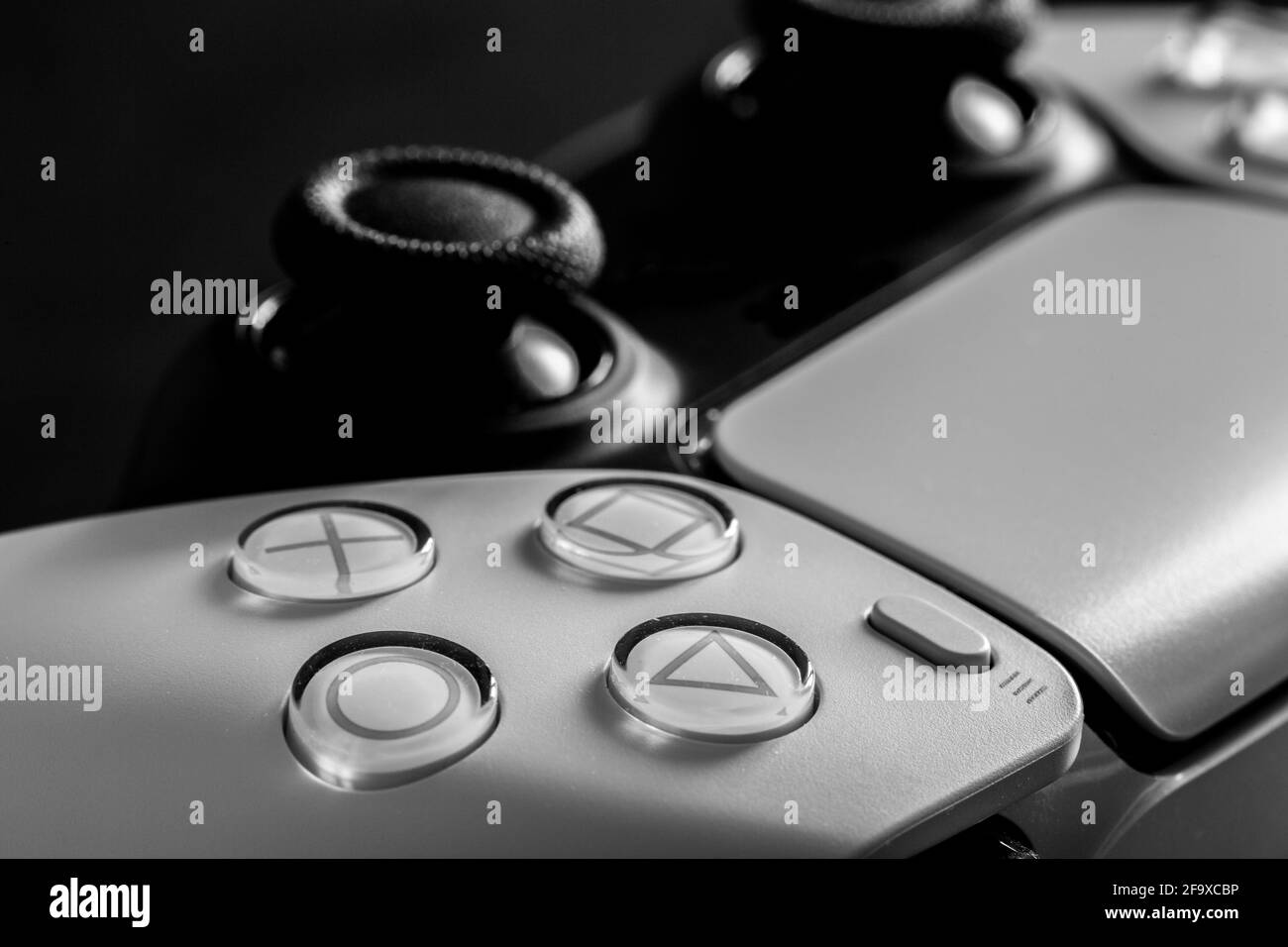 Nahaufnahme eines PlayStation 5-Game-Controllers mit Knöpfen Und Joystick Stockfoto