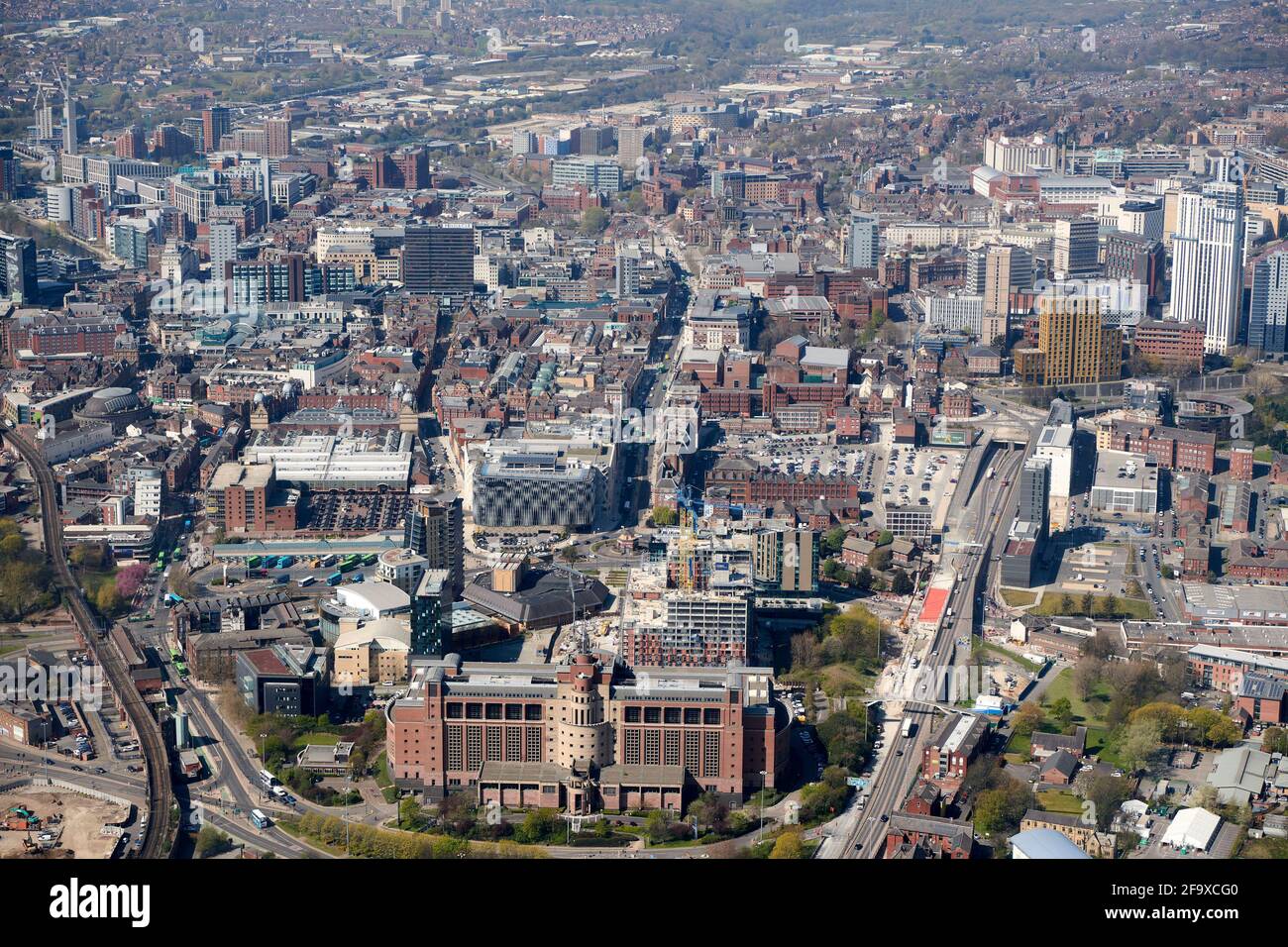 Eine Luftaufnahme von Leeds City Center, West Yorkshire, Nordengland, Großbritannien, aus dem Osten aufgenommen, DSS-Gebäude, Quarry House, im Vordergrund Stockfoto