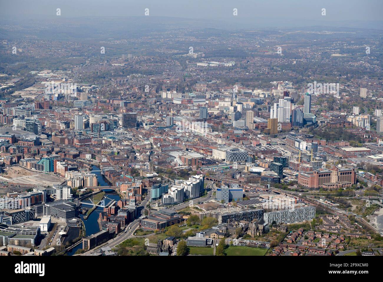 Eine Luftaufnahme des Leeds City Centre, West Yorkshire, Nordengland, Großbritannien, aus dem Osten mit Blick auf den Fluss Aire zeigt neue Entwicklung am Flussufer Stockfoto