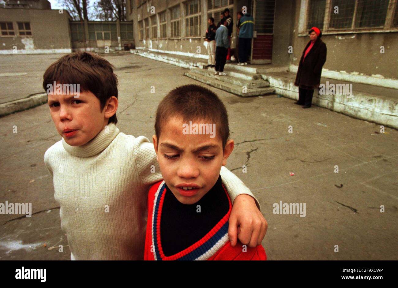 DER 11-JÄHRIGE ION[CENTER] UND SEIN FREUND FLORIN AN DER SONDERSCHULE IN BUKAREST NR. 12.8/12/00 PILSTON. Stockfoto