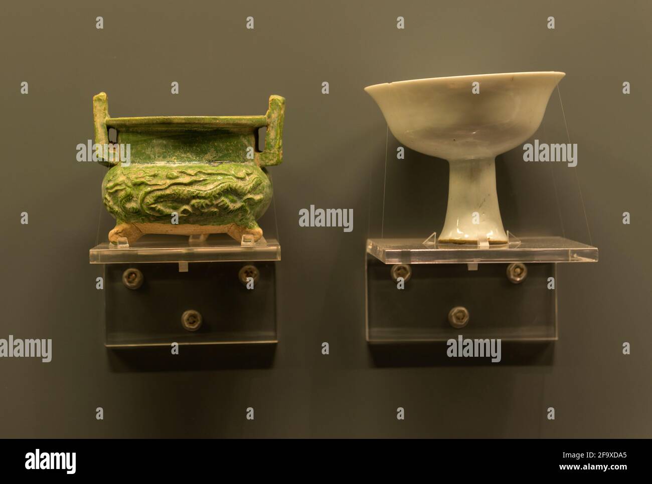 Khitan Weihrauch-Brenner aus grünem Porzellan und weißer Porzellankelch. Liao-Dynastie (907–1125). Hauptmuseum in Peking, China Stockfoto