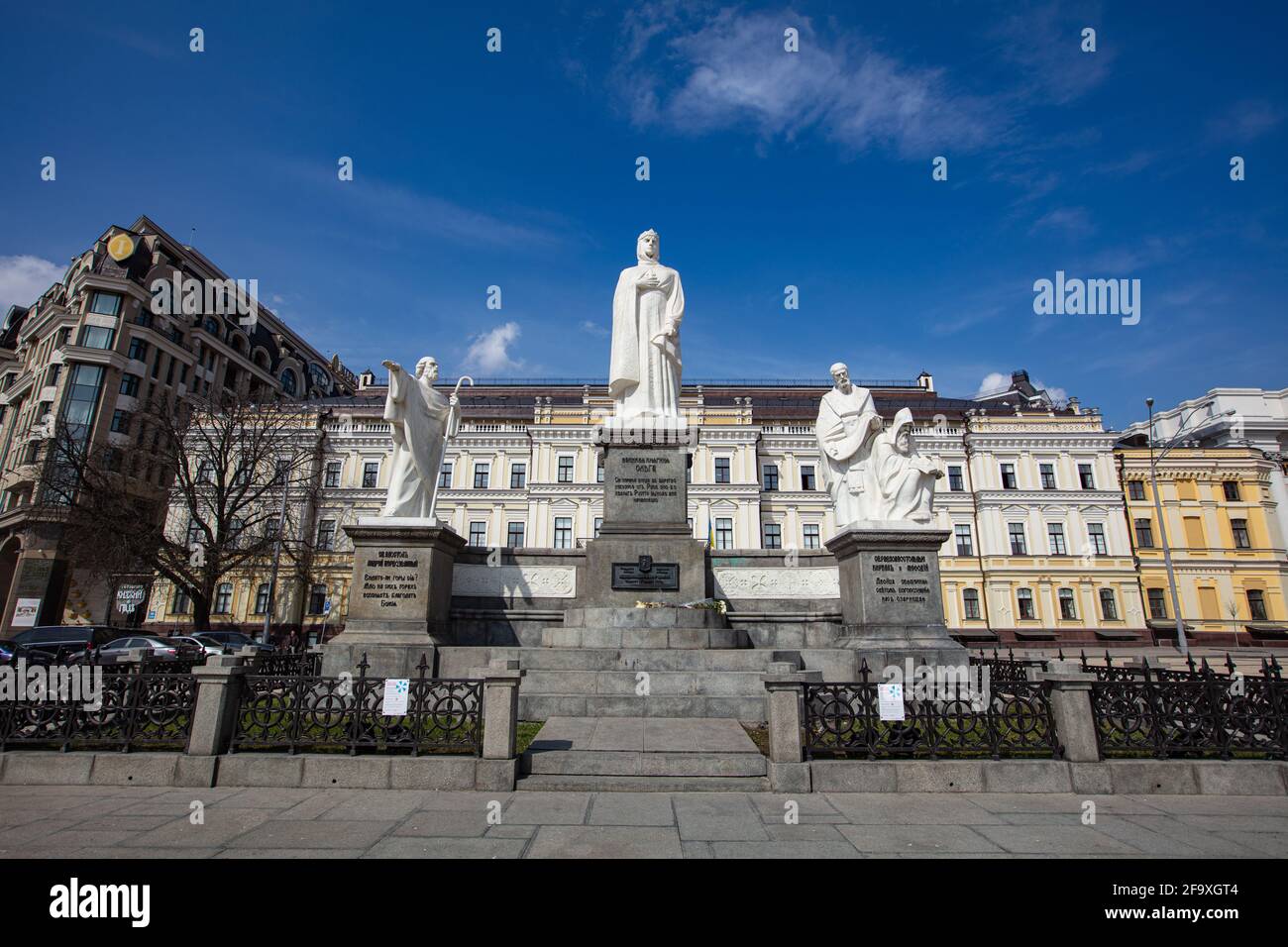 Kiew, Ukraine - 1. April 2021: Denkmal der Prinzessin Olga, St. Andreas, St. Kyrill und Methodius Stockfoto