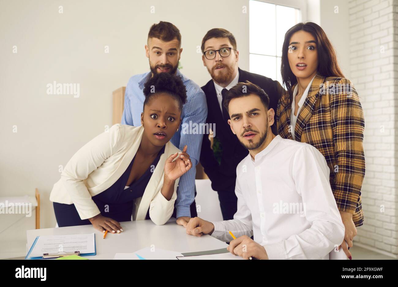 Gruppenportrait von Geschäftsleuten, schockiert und verwirrt durch unerwartete Schlechte Situation Stockfoto