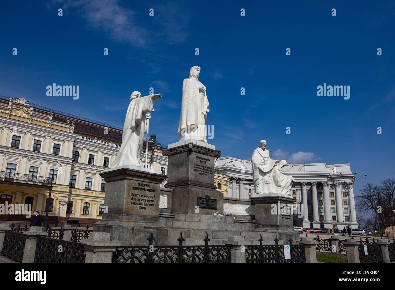 Kiew, Ukraine - 1. April 2021: Denkmal der Prinzessin Olga, St. Andreas, St. Kyrill und Methodius Stockfoto