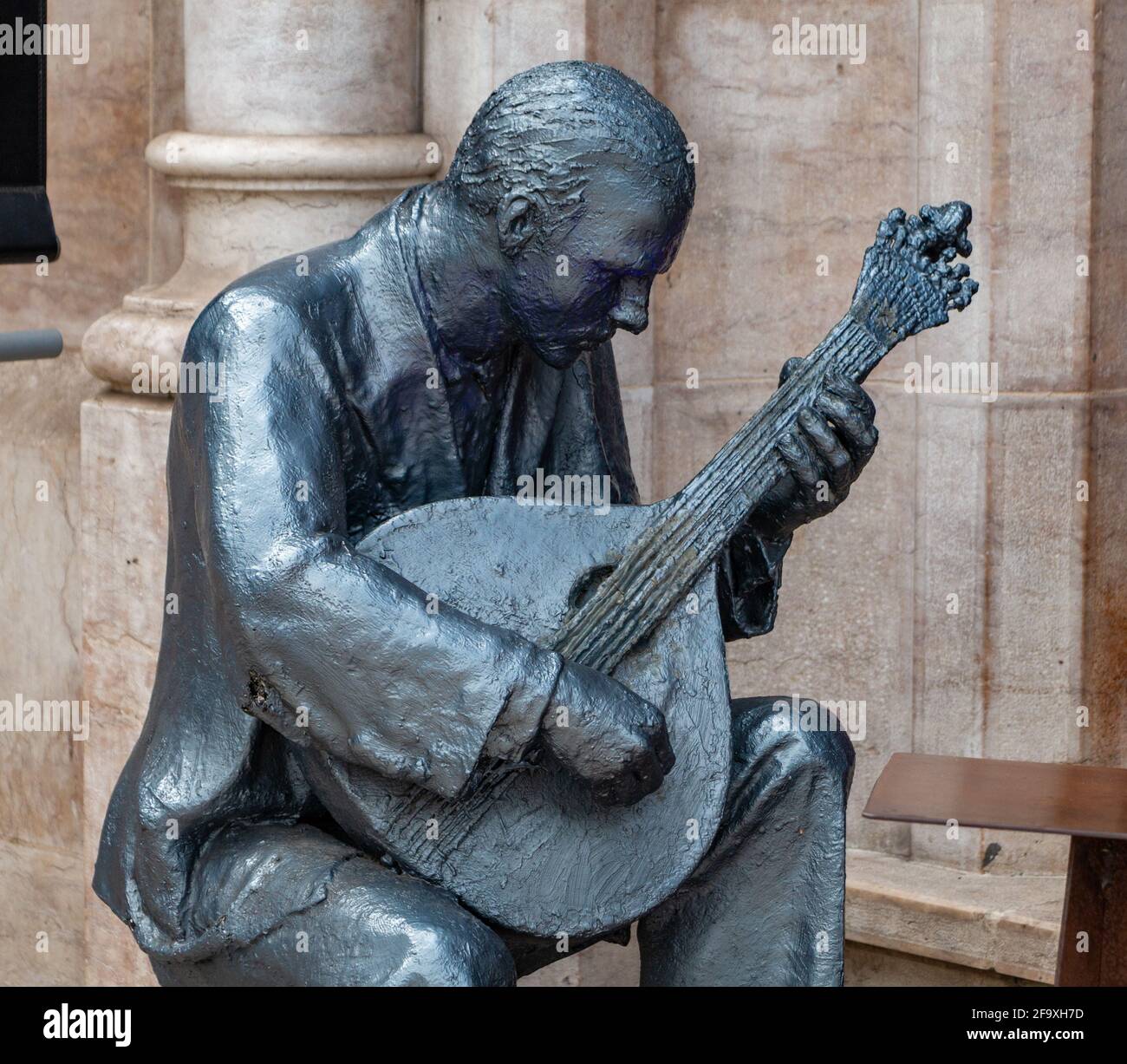 Ein Bild einer Skulptur, die einen portugiesischen Gitarristen zeigt, der das traditionelle Genre der Fado-Musik Portugals (Lissabon) repräsentiert. Stockfoto