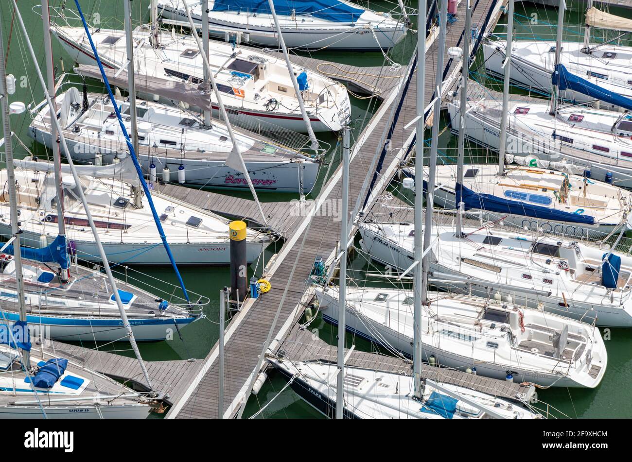 Ein Bild von vielen Booten, die in der Belém Marina (Lissabon) angedockt sind. Stockfoto