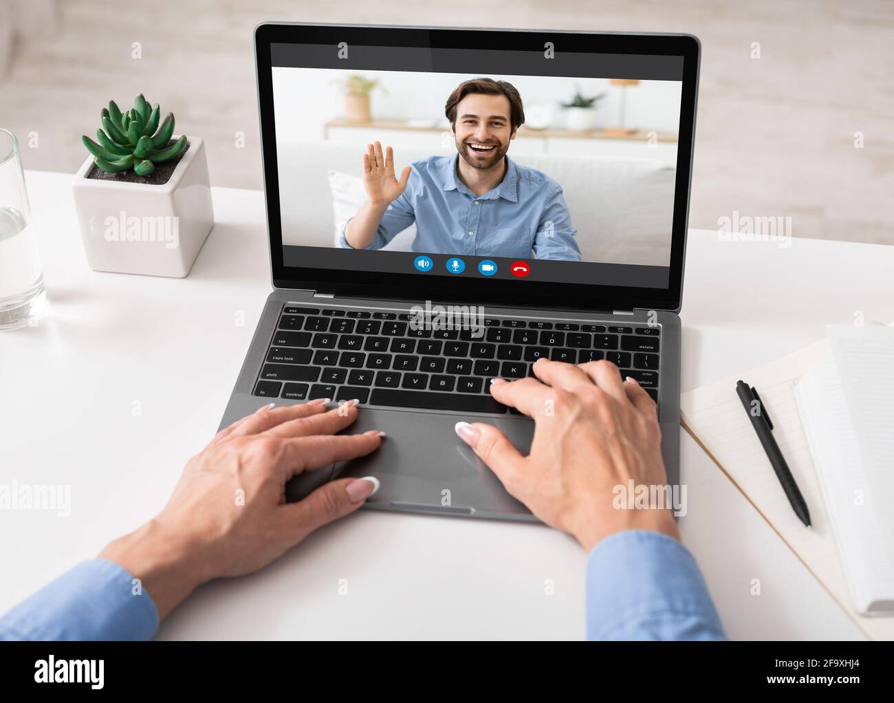 Telekonferenz-Konzept. Unkenntliche Geschäftsfrau, Die Vom Büro Aus Einen Videoanruf An Ihren Mann Führt Stockfoto