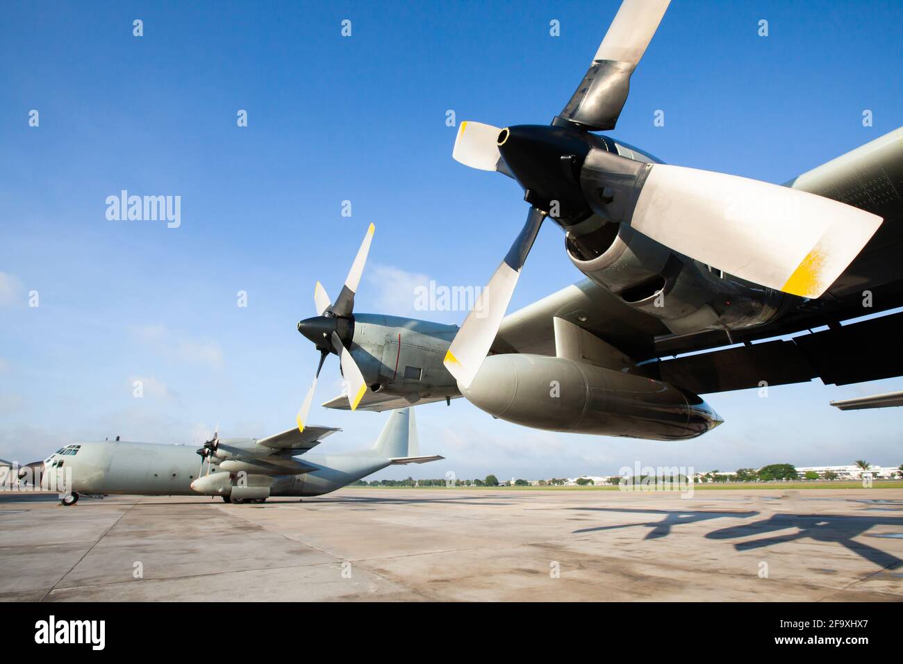 Militärische Transportflugzeuge auf der Start- und Landebahn eines Flughafens in Asien werden vor allem zum Transport von Truppen und Kriegsgütern eingesetzt. Stockfoto