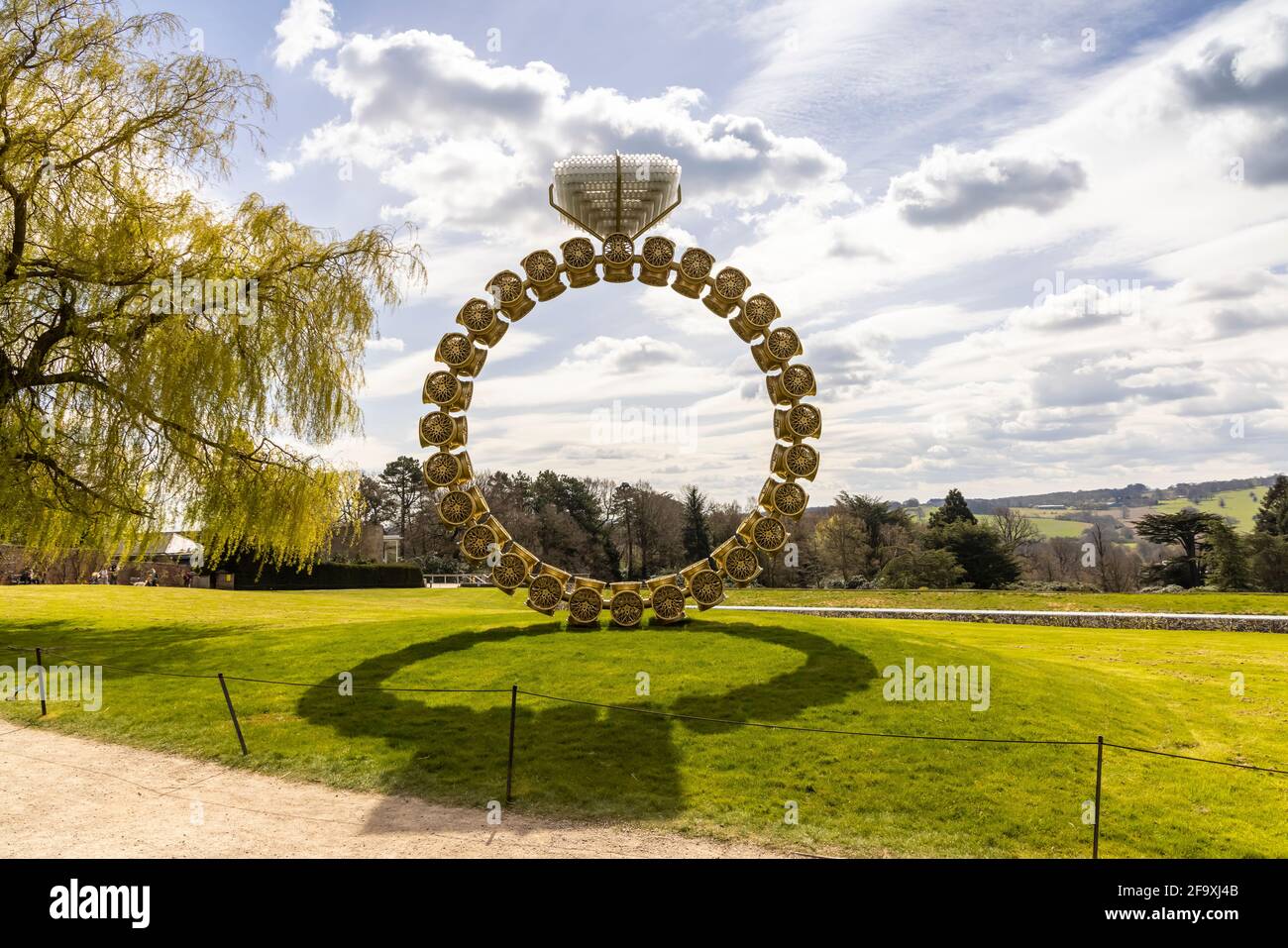 Szenischer Blick auf den Yorkshire Sculpture Park mit der modernen Kunstskulptur Solitário [Solitaire] (2018) von Joana Vasconcelos in ländlicher Umgebung. Stockfoto