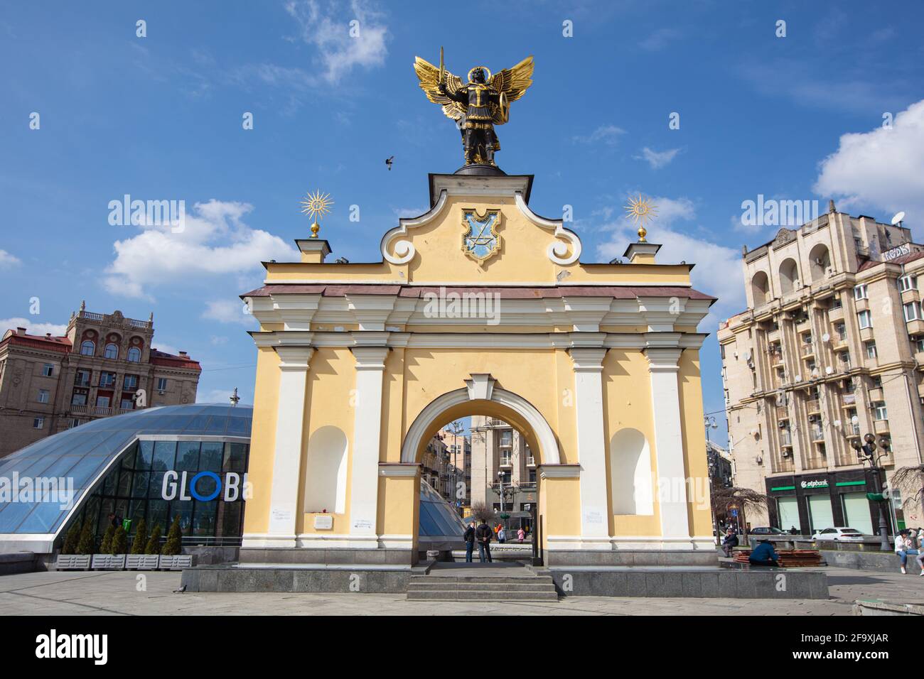 Kiew, Ukraine - 1. April 2021: Statue des heiligen Erzengels Michael, Schutzpatron von Kiew auf dem Unabhängigkeitsplatz. Stockfoto
