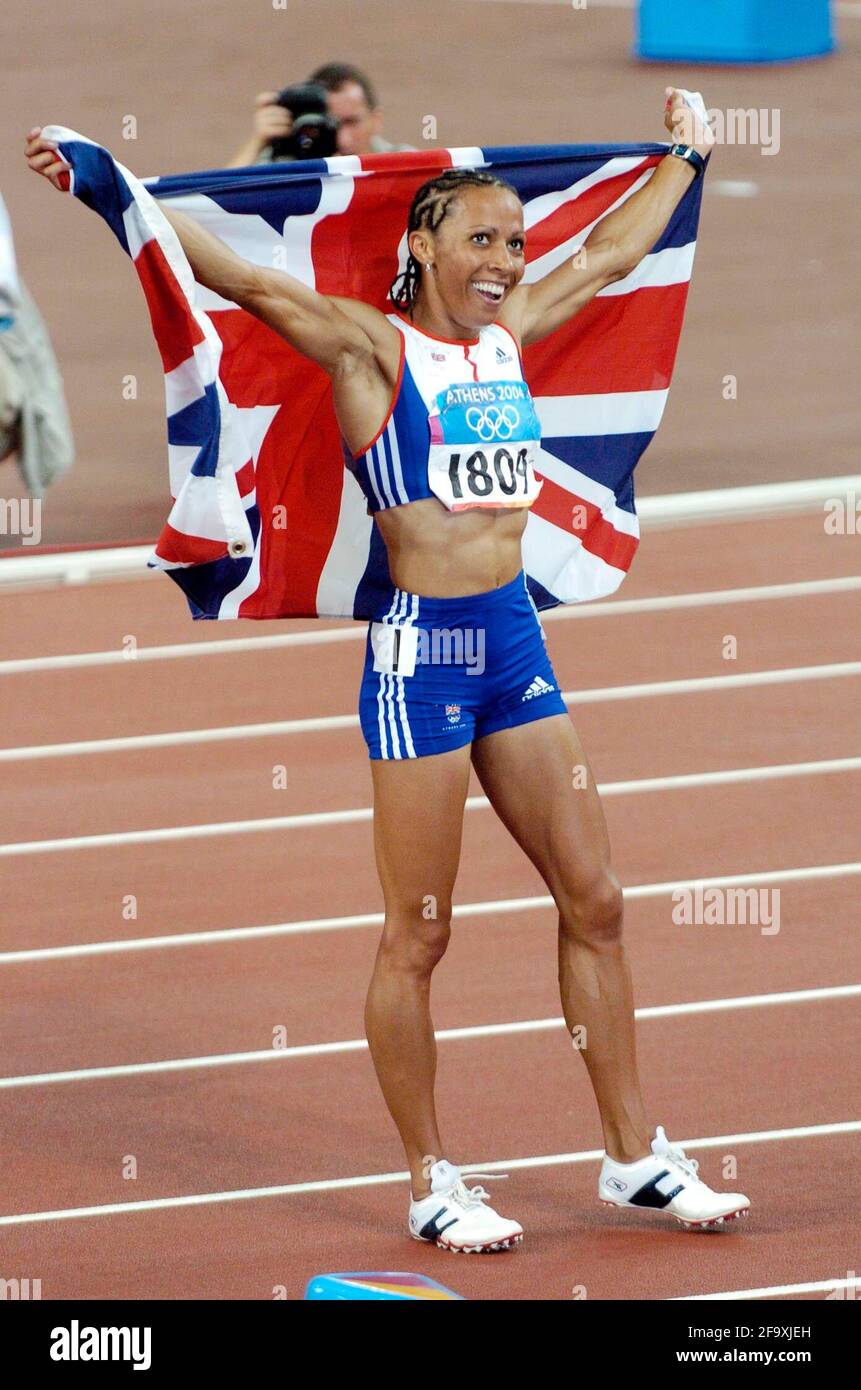 OLYMPISCHE SPIELE IN ATHEN 2004. 28. AUGUST 2004 LEICHTATHLETIK KELLY HOLMES IN DER 1500 M GEWINNEN GOLDBILD DAVID ASHDOWNOLYMPIC SPIELE ATHEN 2004 Stockfoto