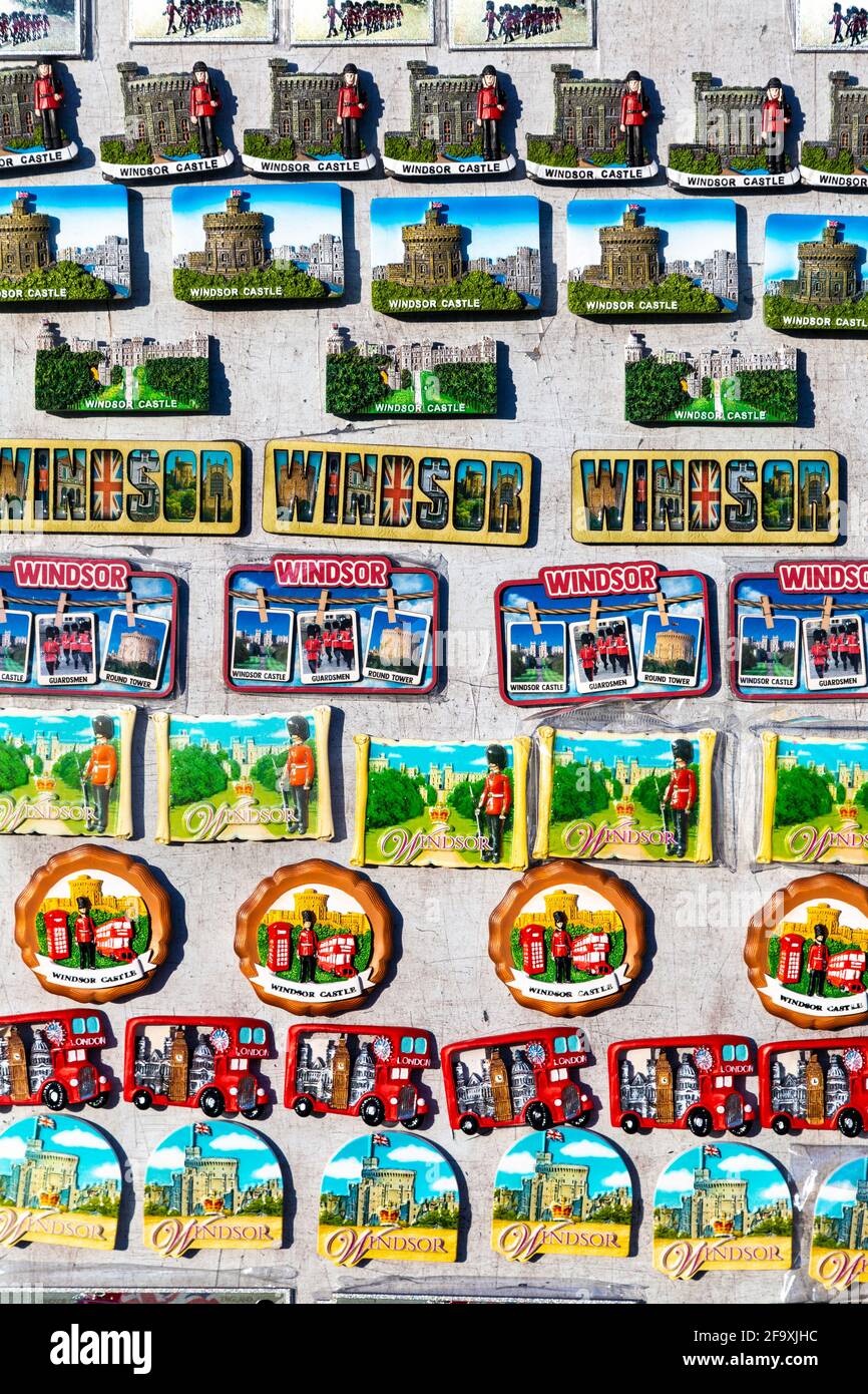 Auswahl an Souvenir-Magneten in einem Souvenirladen in Windsor, UK Stockfoto