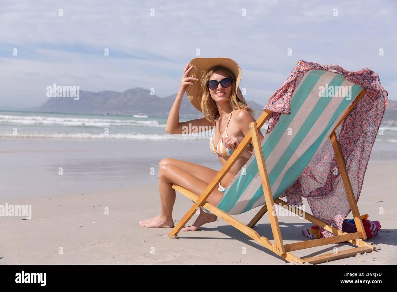 Frau sitzt auf liegestuhl am strand -Fotos und -Bildmaterial in hoher  Auflösung – Alamy