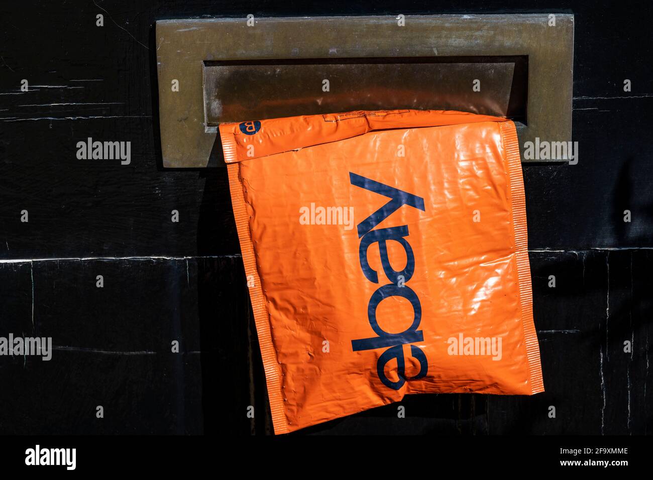 Ebay kleines Paket ragt aus Briefkasten Stockfotografie - Alamy