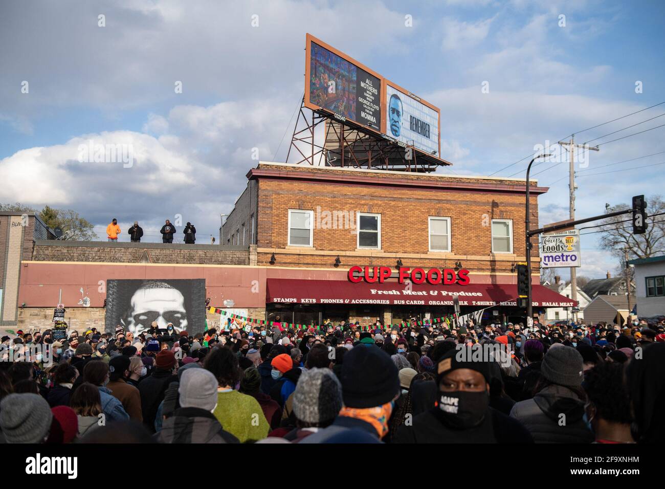 Die Menschen reagieren auf das Derek Chauvin-Gerichtsurteil am George Floyd Square, der Ecke der 38. Straße und der Chicago Avenue am 20. April 2021 in Minneapolis, Minnesota. Foto: Chris Tuite /ImageSPACE/MediaPunch Stockfoto