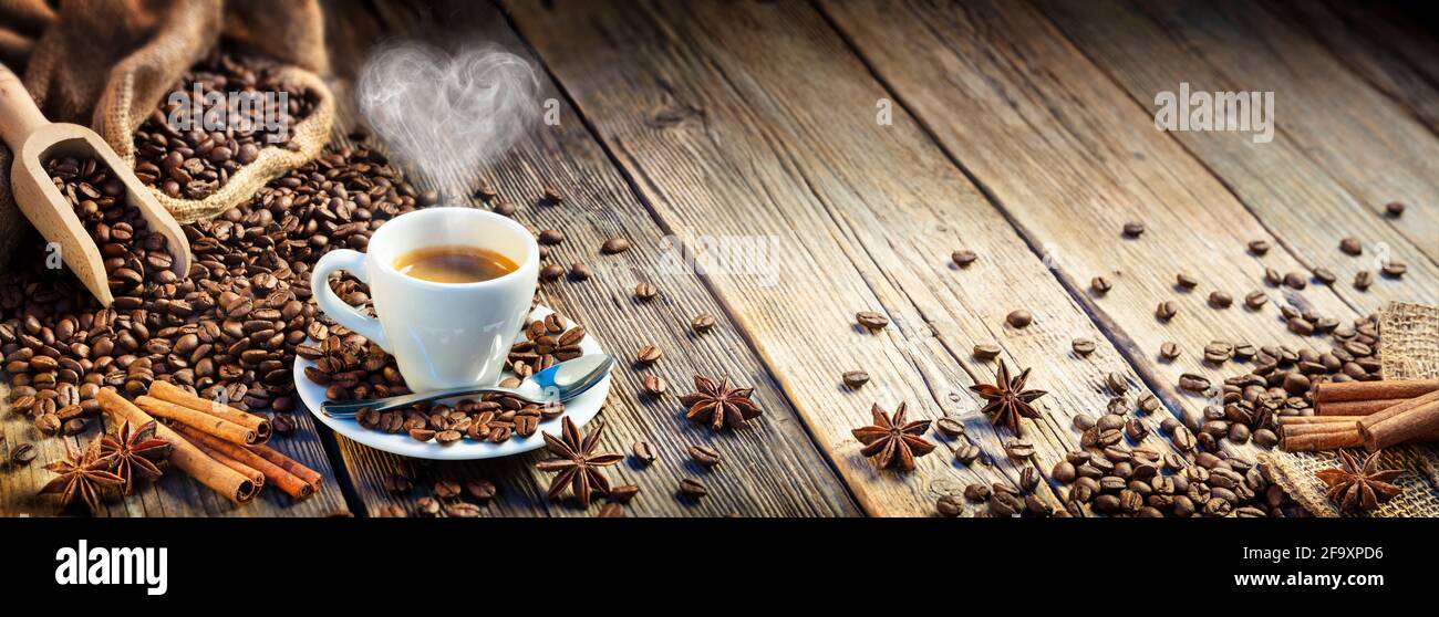 Kaffee-Espresso-Tasse Mit Bohnen Und Zimt Auf Holztisch Stockfoto