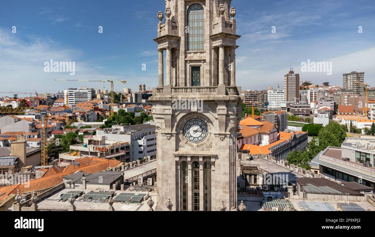 Luftdrohnenblick - das ikonische und majestätische Rathaus und sein Uhrenturm - Porto, Portugal Stockfoto