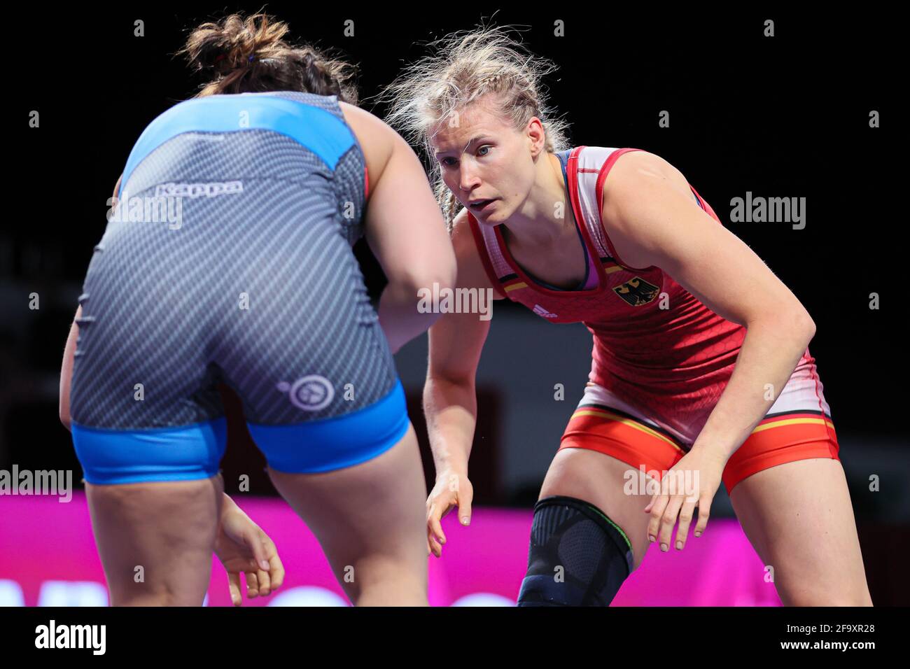 Warschau, Polen. April 2021. Wrestling/Freestyle: Europameisterschaften, 76 kg Freistil, Frauen, Halbfinale: Aline-Rotter Focken (Deutschland, r) während ihres Kampfes gegen Enrica Rinaldi (Italien). Quelle: Kadir Caliskan/UWW/dpa/Alamy Live News Stockfoto