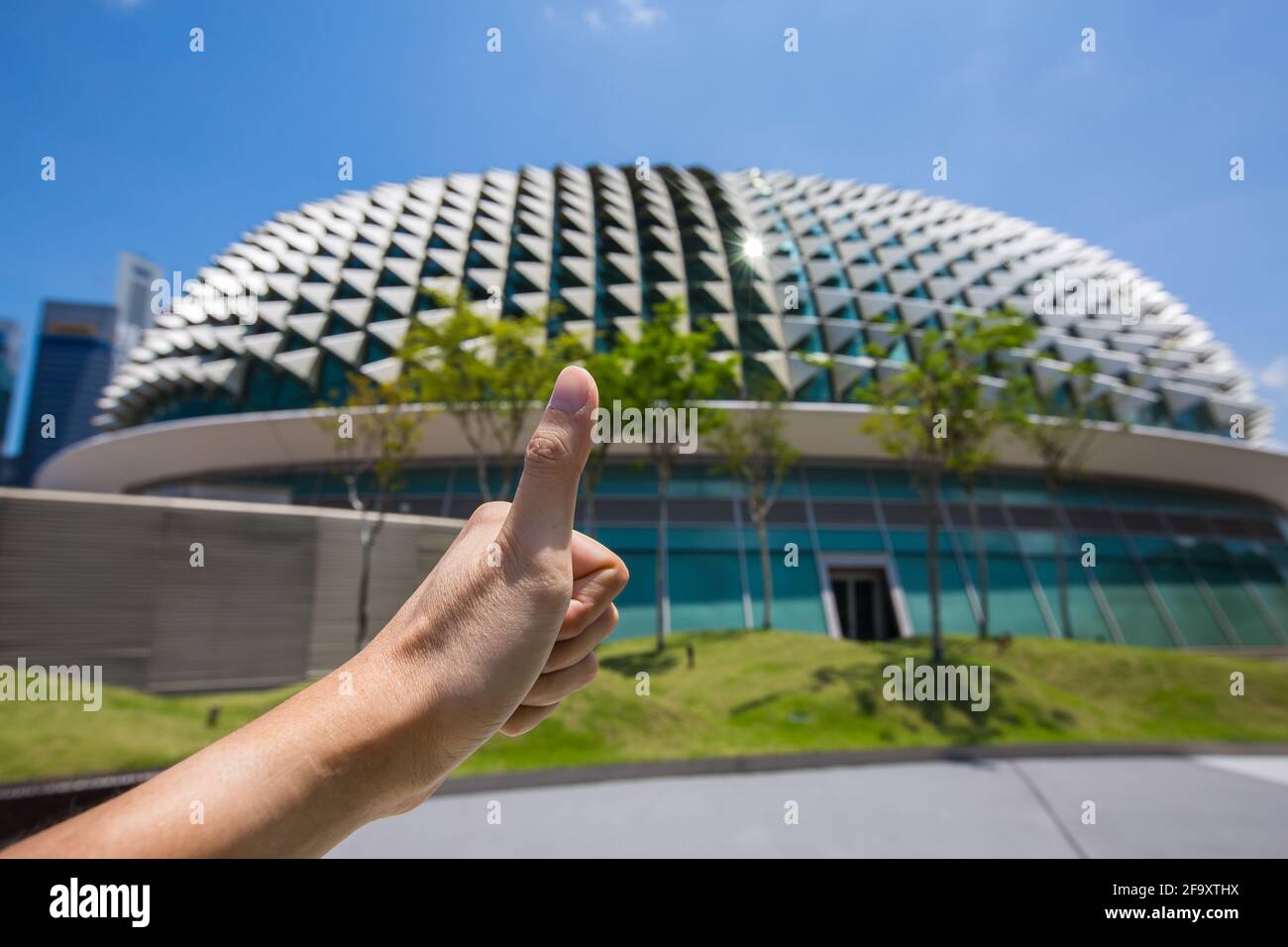 Große Daumen hoch während des Besuchs der Esplanade Kuppelkonstruktion auf dem Dach, Singapur. Stockfoto