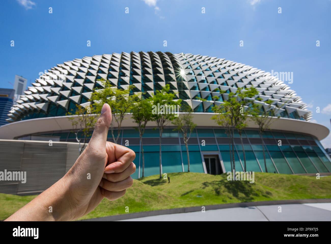 Daumen hoch für die wunderschöne, saubere und grüne Stadt, das Dach der Esplanade, Singapur. Stockfoto
