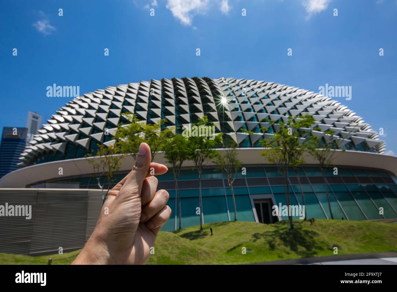 Die Finger formten sich zu einer Herzform im koreanischen Stil für die Liebe der Esplanade in Singapur. Stockfoto