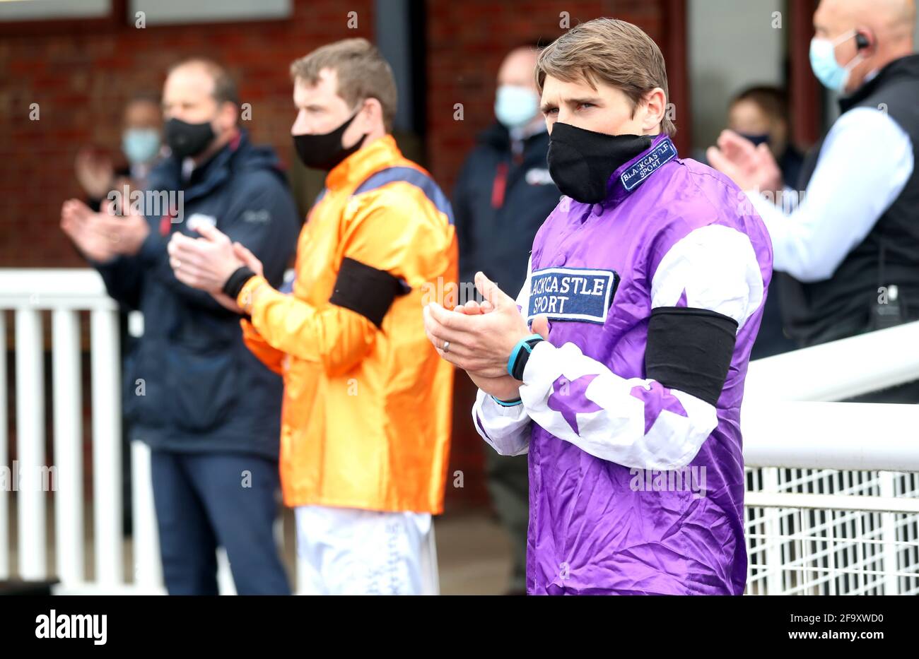 Jockey Harry Skelton während einer Minute Applaus zum Gedenken an die Jockey Lorna Brooke, die am Montag auf der Rennbahn Ludlow starb. Bilddatum: Mittwoch, 21. April 2021. Stockfoto
