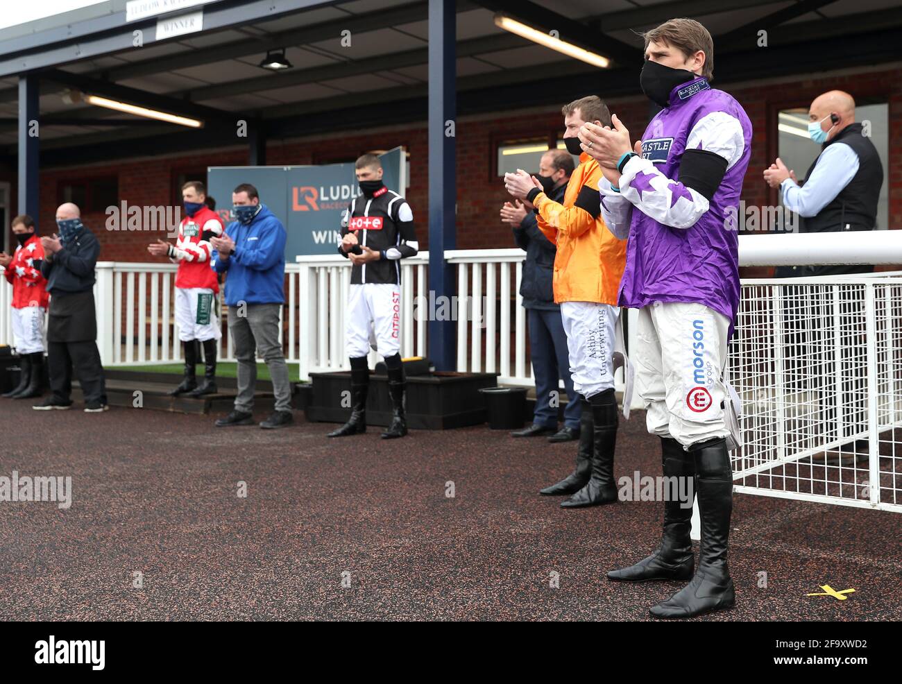 Jockey Harry Skelton (rechts) und Jockeys während einer Minute Applaus zum Gedenken an die Jockey Lorna Brooke, die am Montag auf der Ludlow Racecourse starb. Bilddatum: Mittwoch, 21. April 2021. Stockfoto