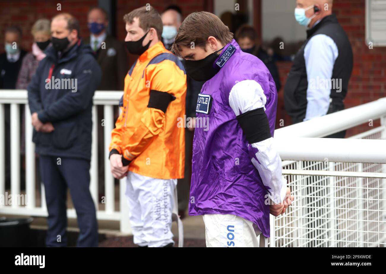 Jockey Harry Skelton während eines zweiminütigen Schweigens zum Gedenken an die Jockey Lorna Brooke, die am Montag auf der Rennbahn Ludlow starb. Bilddatum: Mittwoch, 21. April 2021. Stockfoto