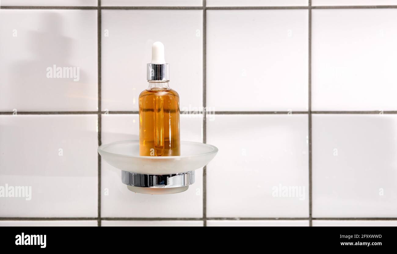 Natürliches Serum. Konzept der kosmetischen Injektion ist Hyaluronsäure, Botulin, Serum auf dem Hintergrund der Fliesen im Badezimmer. CBD-Öl Stockfoto