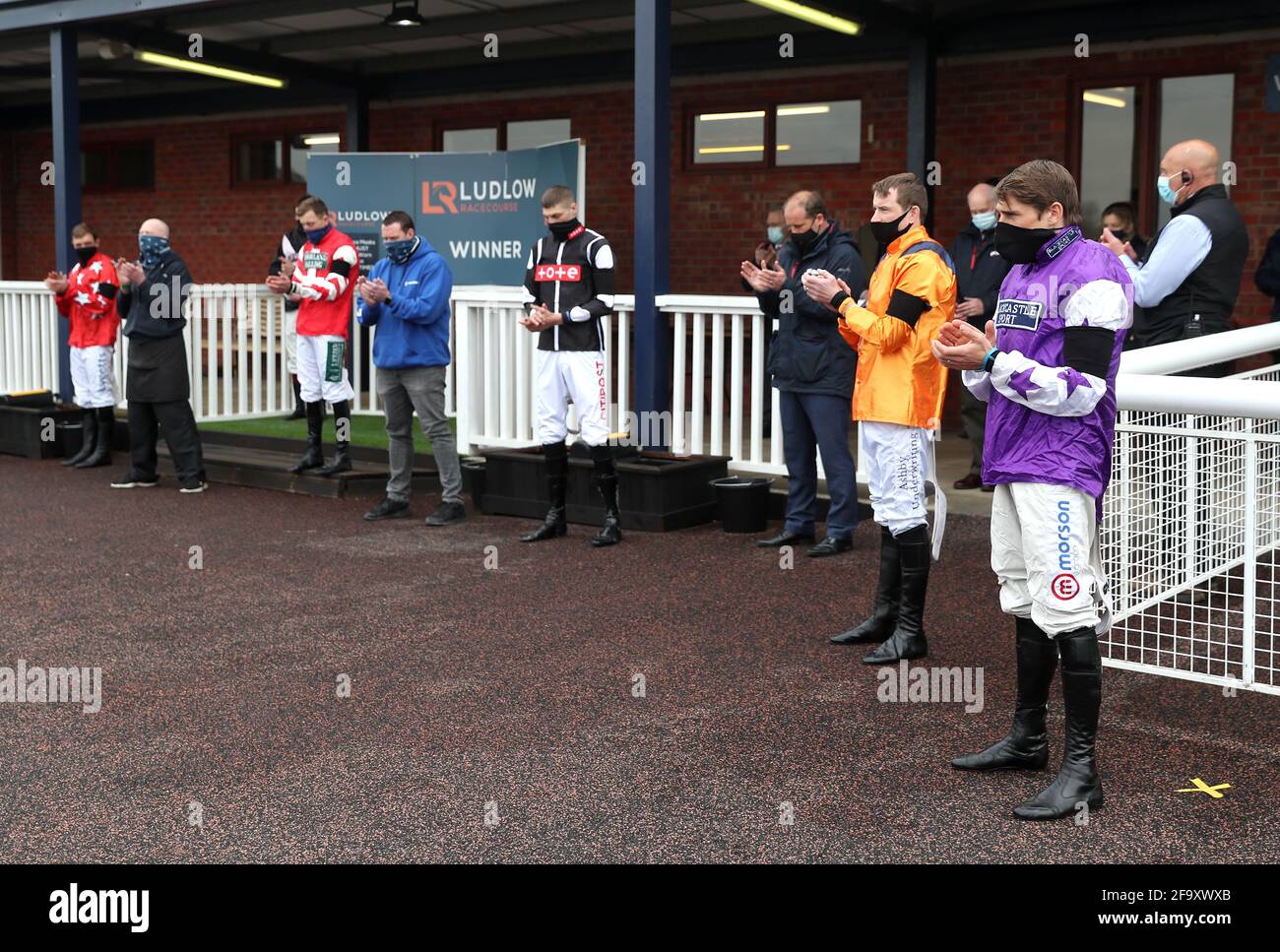 Jockeys während eines zweiminütigen Applaus zum Gedenken an die Jockey Lorna Brooke, die am Montag auf der Rennbahn Ludlow starb. Bilddatum: Mittwoch, 21. April 2021. Stockfoto