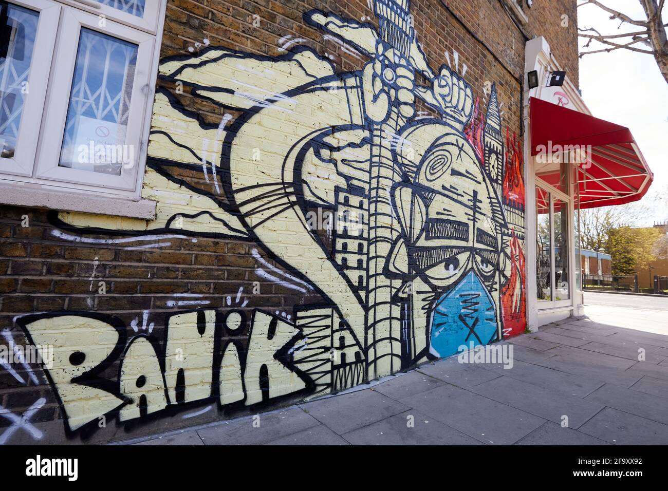 London, Großbritannien - 18. Apr 2021: Ein Wandgemälde, das während der Coronavirus-Pandemie vom Graffiti-Künstler Panik an der Seitenwand eines Eiskrabbenladens gezeichnet wurde. Stockfoto