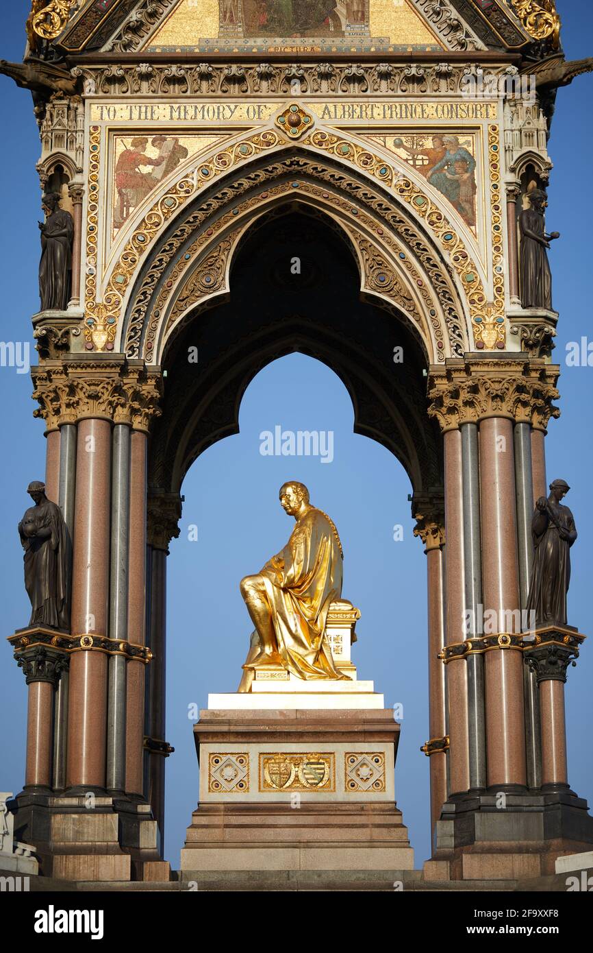 London, Großbritannien - 20 Apr 2021: Die vergoldete Bronzestatue von Prince Albert, die den zentralen Teil des Albert Memorial bildet. Entworfen von John Henry Foley. Stockfoto