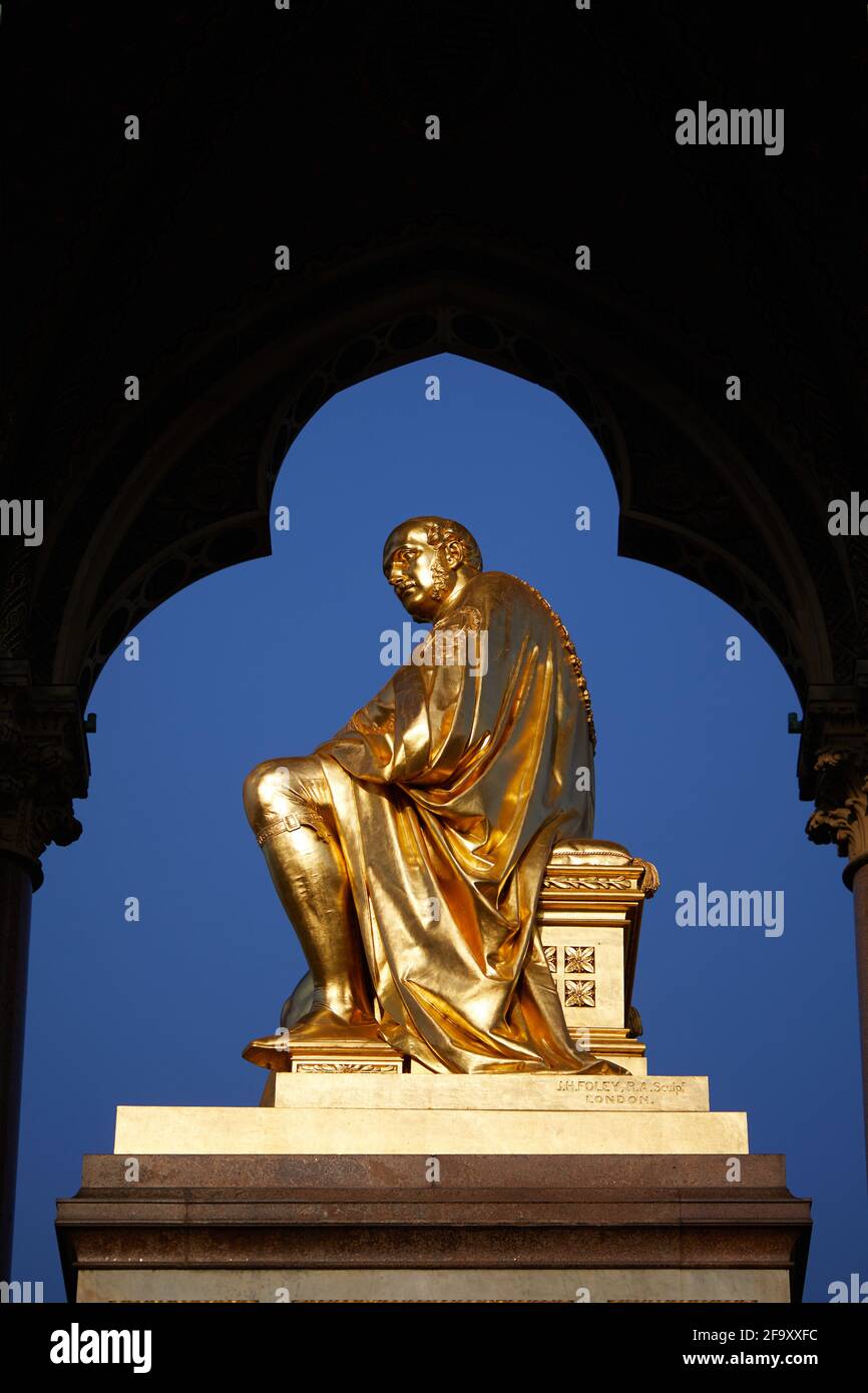 London, Großbritannien - 20 Apr 2021: Die vergoldete Bronzestatue von Prince Albert, die den zentralen Teil des Albert Memorial bildet. Entworfen von John Henry Foley. Stockfoto