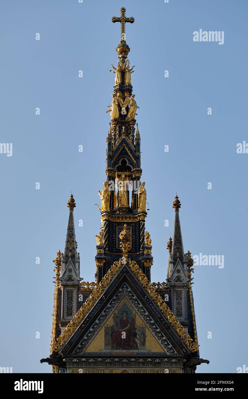 London, Großbritannien - 20. April 2021: Teil des nach Norden gerichteten (hinteren) Baldachin-Turms des Albert Memorial. Über einem Mosaik, das die Architektur feiert, befinden sich Statuen von Stockfoto