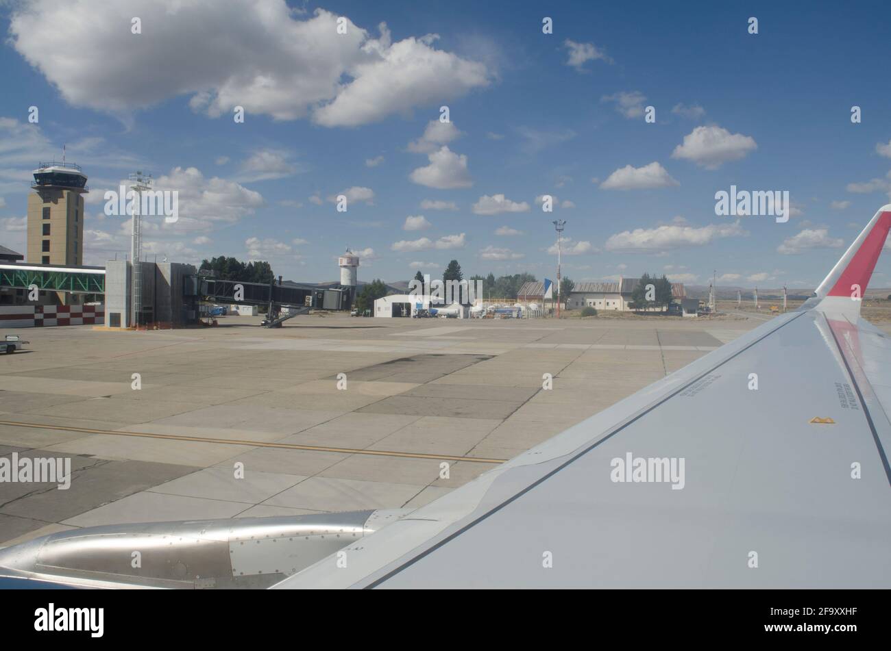 Flugzeug, das am Flughafen ankommt, von innen gesehen. Rollen, um auf eine Reise zu gehen Stockfoto