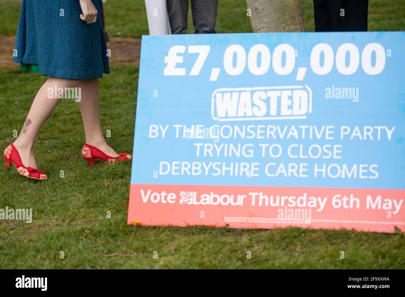 Angela Rayner, die stellvertretende Vorsitzende der Labour Party, kommt an einem Schild vorbei, als sie sich mit Aktivisten, Ratsmitgliedern und Verwandten von Pflegehütern in Sandiacre in der Nähe von Nottingham trifft, um ihre Bedenken bezüglich der Versorgung mit Pflegehüllen in Derbyshire zu hören. Bilddatum: Mittwoch, 21. April 2021. Stockfoto