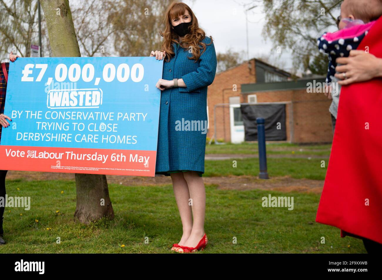 Die stellvertretende Vorsitzende der Labour Party, Angela Rayner, trifft sich mit Aktivisten, Ratsmitgliedern und Verwandten von Pflegehütern in Sandiacre in der Nähe von Nottingham, um ihre Bedenken bezüglich der Versorgung mit Pflegehüten in Derbyshire zu hören. Bilddatum: Mittwoch, 21. April 2021. Stockfoto