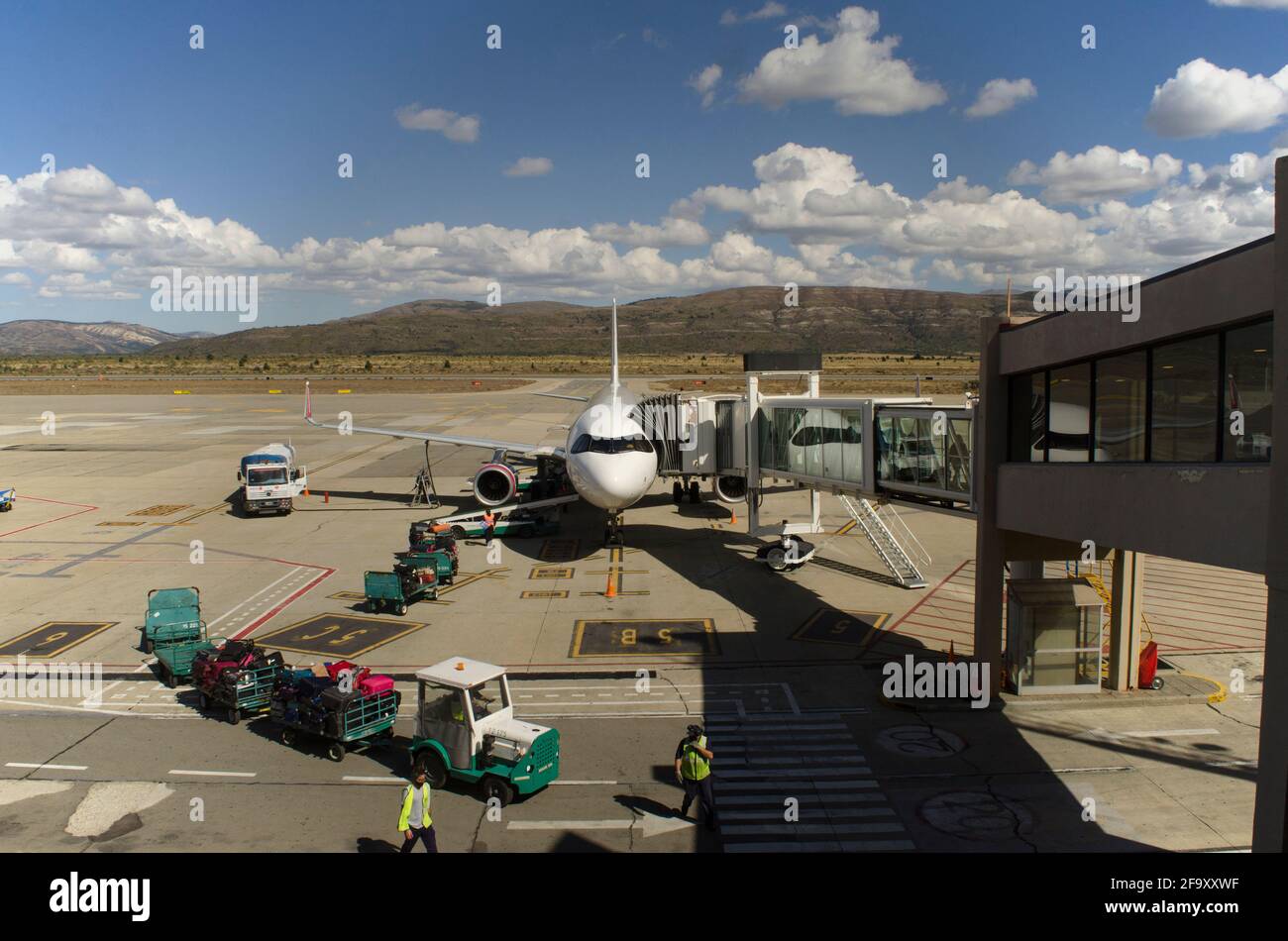 Flugzeug tanken, Versenden von Gepäck und Verladen von Passagieren nach einem Flug und neben wieder vom Flughafen mit Bergen verlassen Stockfoto