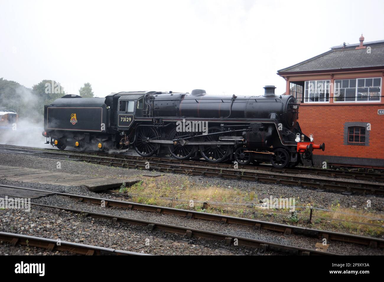 „73129“ läuft in Kidderminster Town um seinen Zug. Stockfoto