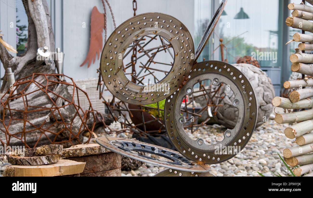 Zusammenwerfen von Bremsscheiben und Drähten aller Art Stockfoto