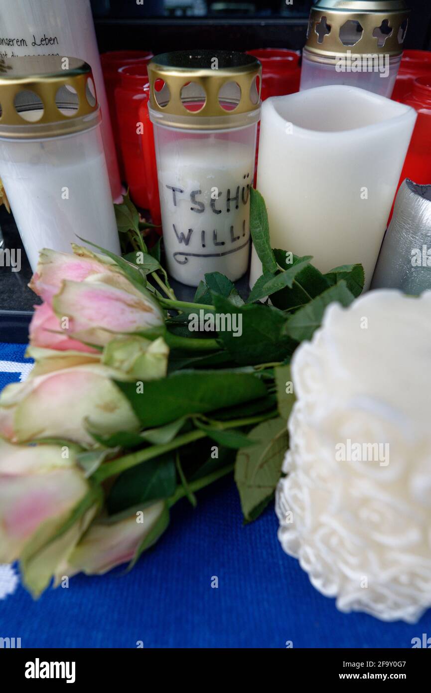 Köln, Deutschland. April 2021. Blumen und Kerzen stehen vor dem Haus in Köln -Mülheim, in dem der verstorbene Schauspieler Willi Herren lebte. Der  Leichnam des toten Schauspielers und Popsängers Willi Herren in der