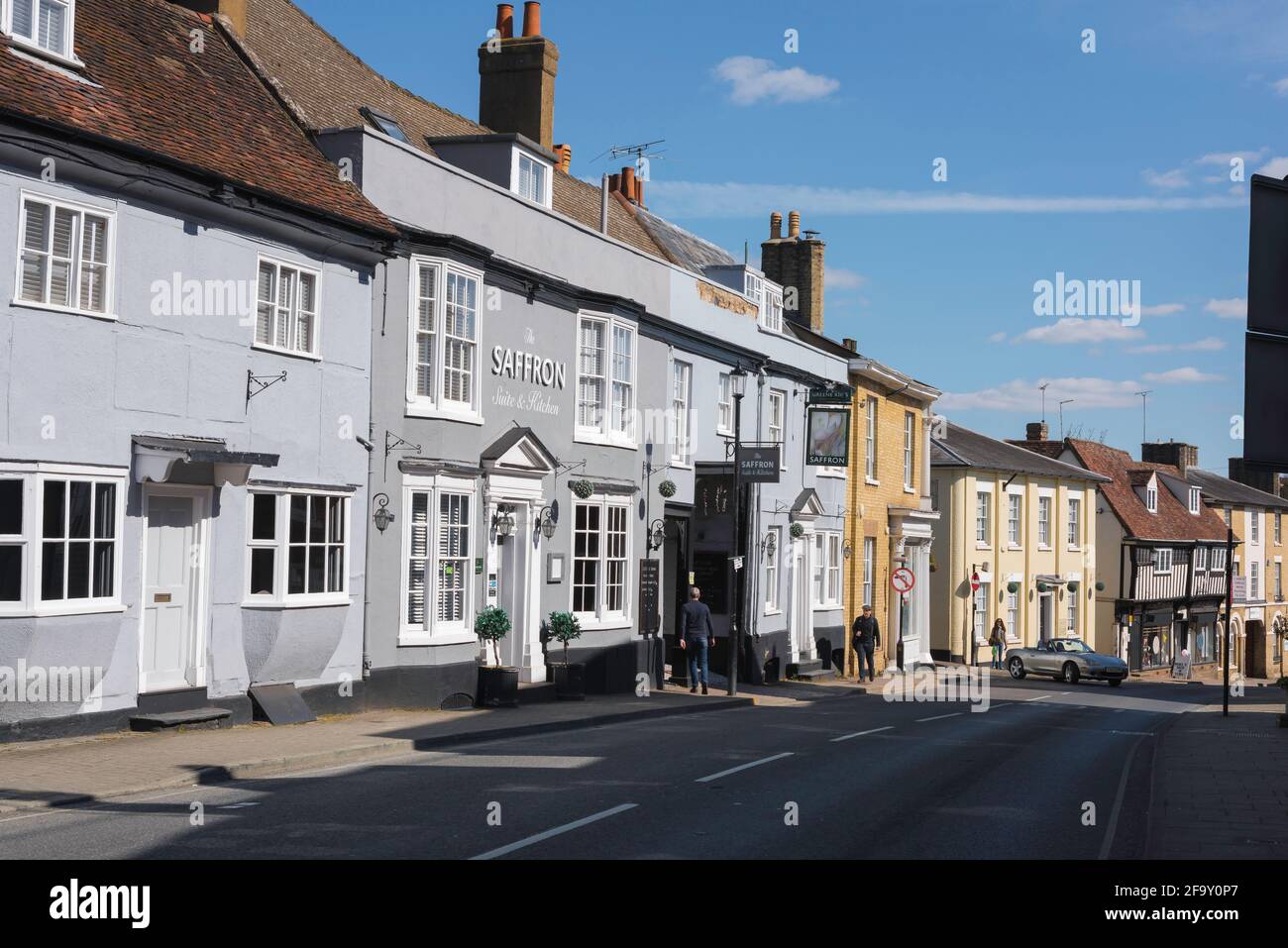 Saffron Walden Essex, Blick auf historische Gebäude, darunter das Saffron Hotel, in der High Street von Saffron Walden, Essex, Großbritannien Stockfoto