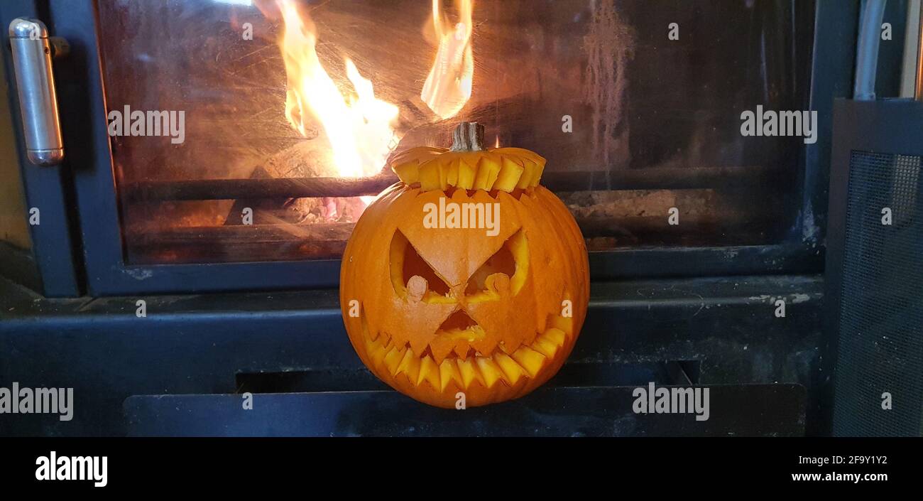 Kürbis geschnitzt für halloween mit dem Hintergrund Kamin Flammen Stockfoto