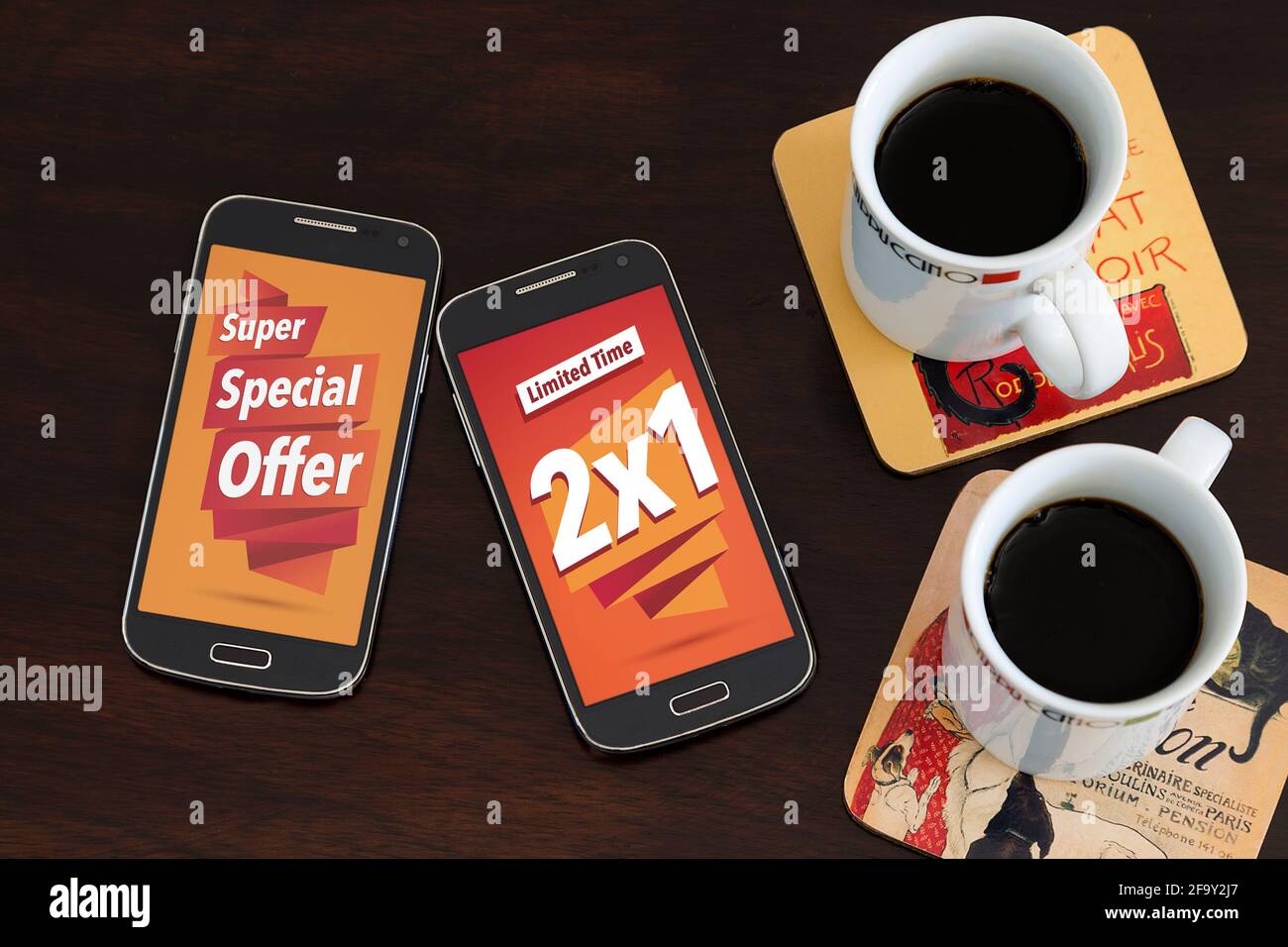 2x1-Werbung, Sonderangebot. Zwei Handys und zwei Kaffeetassen über dem Tisch. Marketing, Internet-Geschäft. Vertrieb. Stockfoto