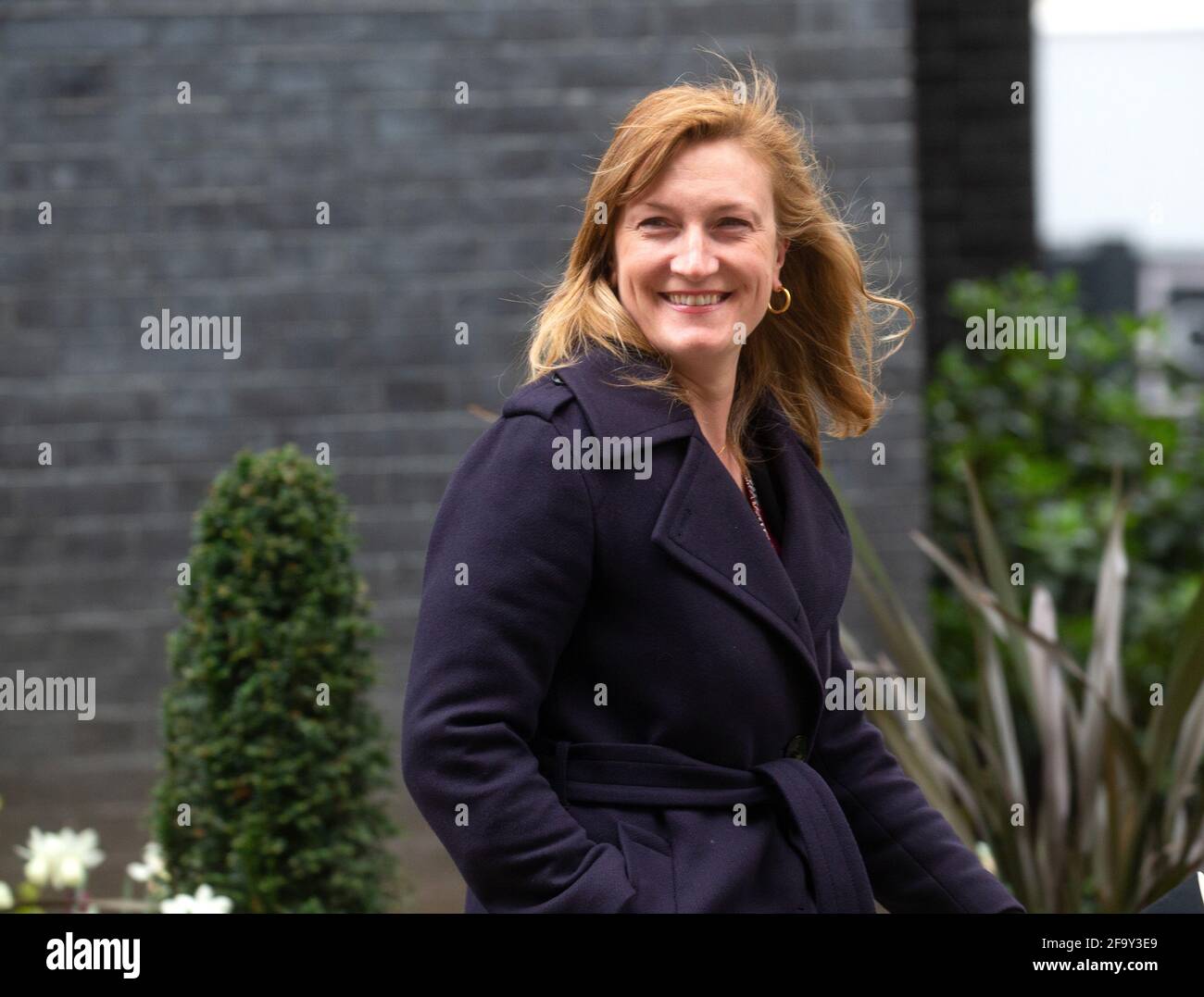 London, Großbritannien. April 2021. Allegra Stratton, die Pressesprecherin von Boris Johnson, in der Downing Street. Sie soll Boris Johnsons Sprecherin beim Klimagipfel Cop26 werden. Kredit: Mark Thomas/Alamy Live Nachrichten Stockfoto