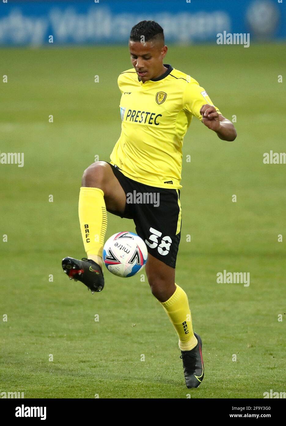 Burton Albions Michael Mancienne während des Sky Bet League One-Spiels im Pirelli Stadium, Burton Upon Trent. Bilddatum: Dienstag, 20. April 2021. Stockfoto