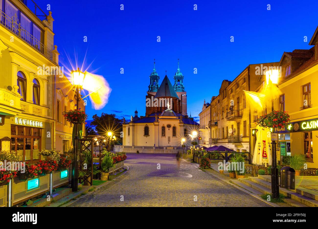 Gniezno, Polen - 1. Juli 2015: Altstadt, historisches Stadtzentrum mit Tumska-Straße und Kathedrale der Jungfrau Maria Himmelfahrt und St. Wojciech auf dem Lech-Hügel Stockfoto